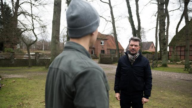 Ralf (Hardy Krüger) nutzt eine sich bietende Gelegenheit, um sich der überraschenden Begegnung mit seinem Sohn (Maurice Pawlewski) zu entziehen