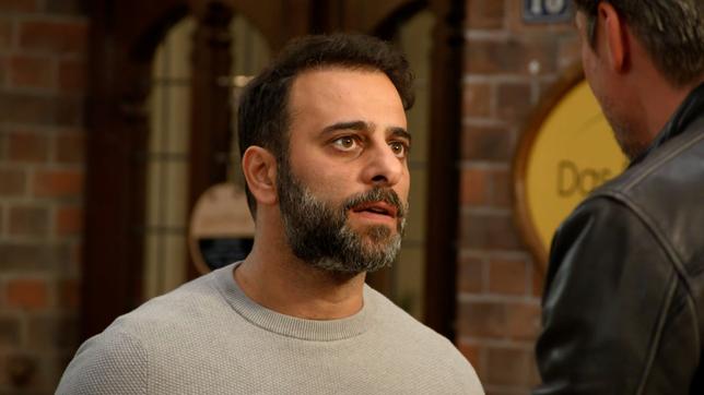 Bild: NDR/ARD/Studio Hamburg Serienwerft Mo ist aufgewühlt, als er begreift: Klaas ist der Mann, mit dem Jördis geschlafen hat. Er wird so wütend, dass es fast zu einer Schlägerei zwischen Mo und Klaas kommt.