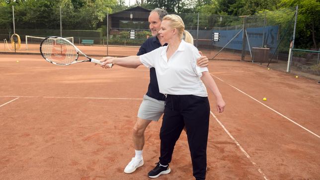 Sandra (Theresa Hübchen) und Mathias (Makke Schneider) können nach kurzer Anlaufzeit gelöst miteinander umgehen