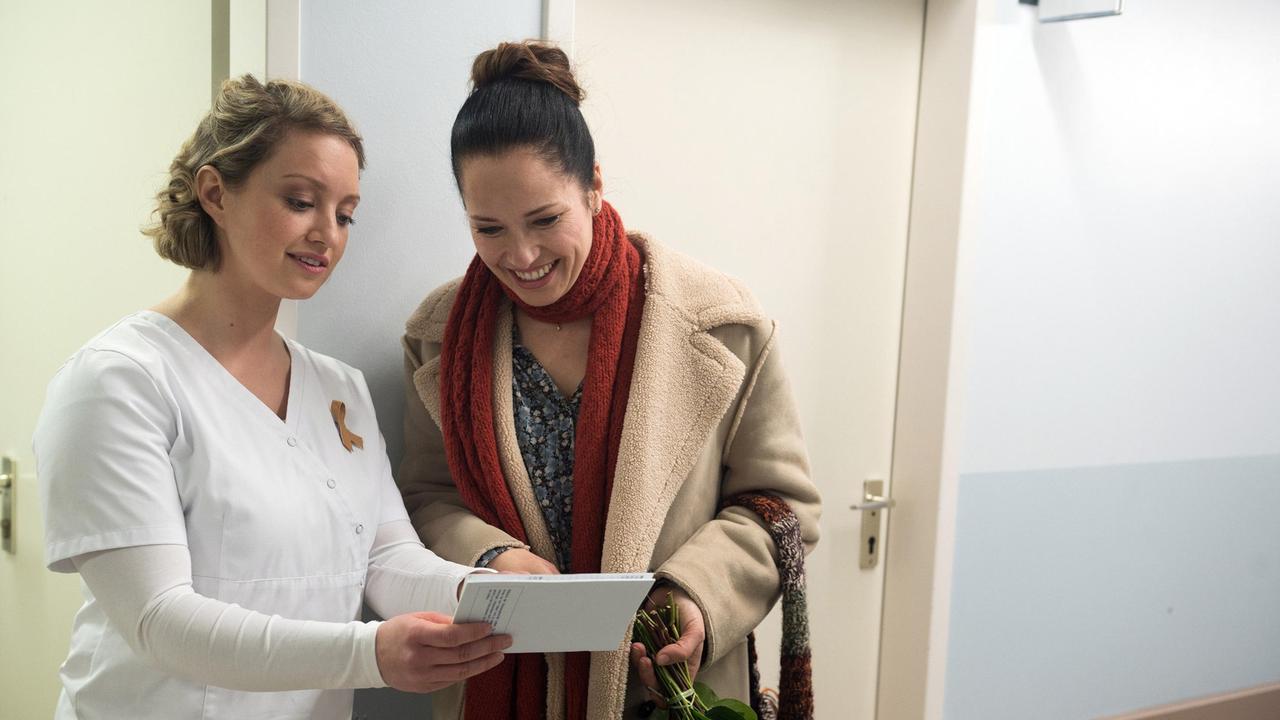 Sara (Antonia Jungwirth) teilt ihre Freude über die Schwangerschaft mit Tina (Katja Frenzel).