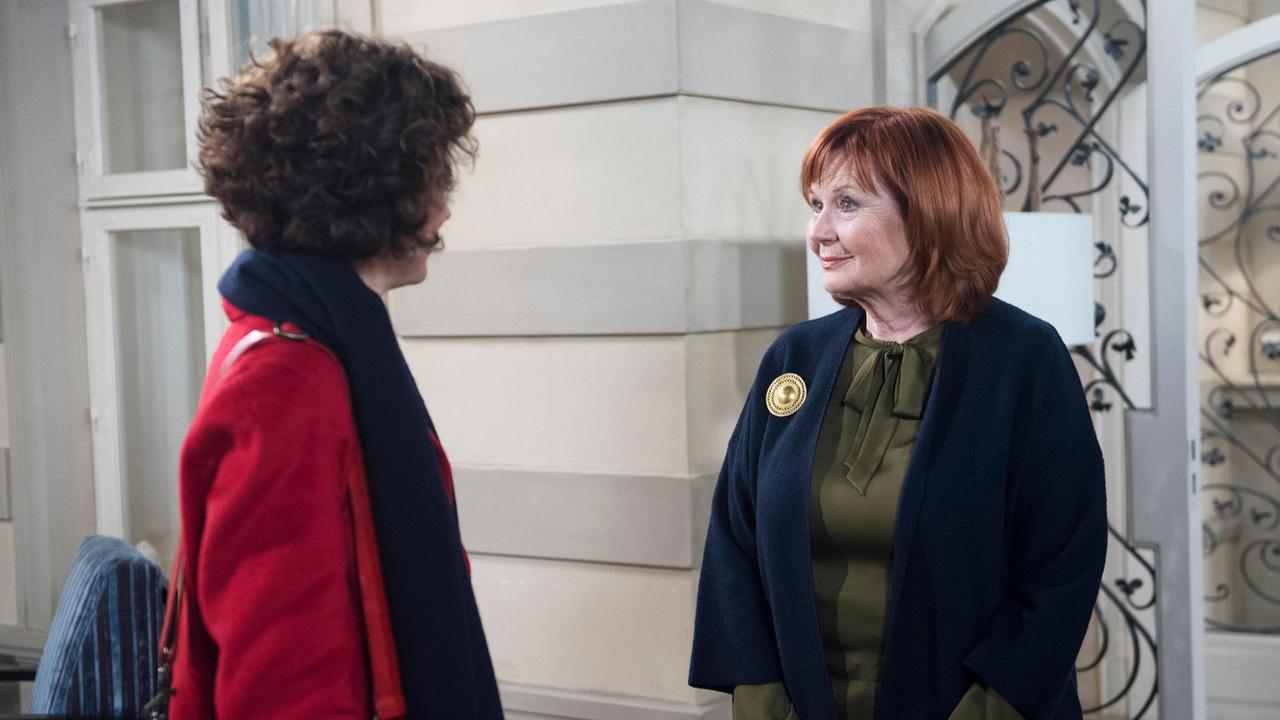 Sibylle (Johanna Liebeneiner) ist überrascht, als plötzlich Sonja (Madeleine Niesche) vor ihr steht.