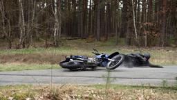 Sigrid und Peer (Jörg Pintsch) stürzen schwer mit dem Motorrad.