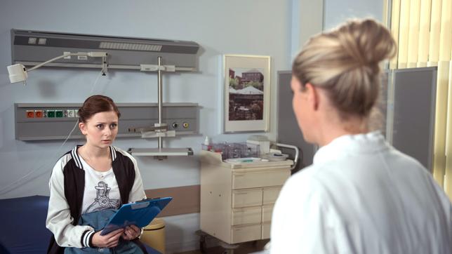 Bild: ARD Swantje (Malin Steffen) muss akzeptieren, dass Britta (Jelena Mitschke) ihr wegen ihrer Unbedachtheit beim Krankenhaus-Video eine Abmahnung erteilt