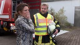 Tatjana (Judith Sehrbrock) ist fassungslos, als Jens (Martin Luding) ihr mitteilt, dass ihr gesamtes Möbellager von dem Feuer zerstört wurde.