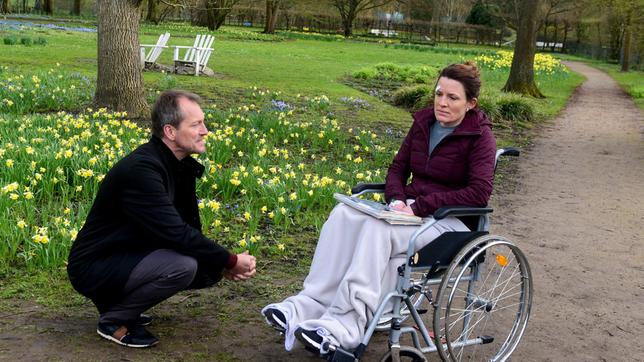 Tatjana (Judith Sehrbrock) macht Andreas (Herbert Schäfer) klar, dass seine Reue und sein Liebesgeständnis viel zu spät kommen.