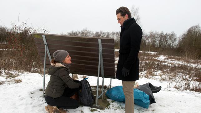 Tatjana (Judith Sehrbrock) und Paul (Leander Lichti) kommen sich bei einem eher unverfänglichen Gespräch  plötzlich unerwartet nah ...