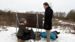 Tatjana (Judith Sehrbrock) und Paul (Leander Lichti) kommen sich bei einem eher unverfänglichen Gespräch  plötzlich unerwartet nah ...