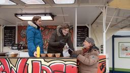 Theo (Frederic Böhle), Henri (Cecil von Renner) und Hannes (Claus Dieter Clausnitzer) eröffnen vorfreudig die Wurstbude.