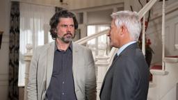 Thomas (Gerry Hungbauer) muss sich damit zufrieden geben, dass Volker (Gregory B. Waldis) ihm keine Erklärung für Simones Umschwung liefert.