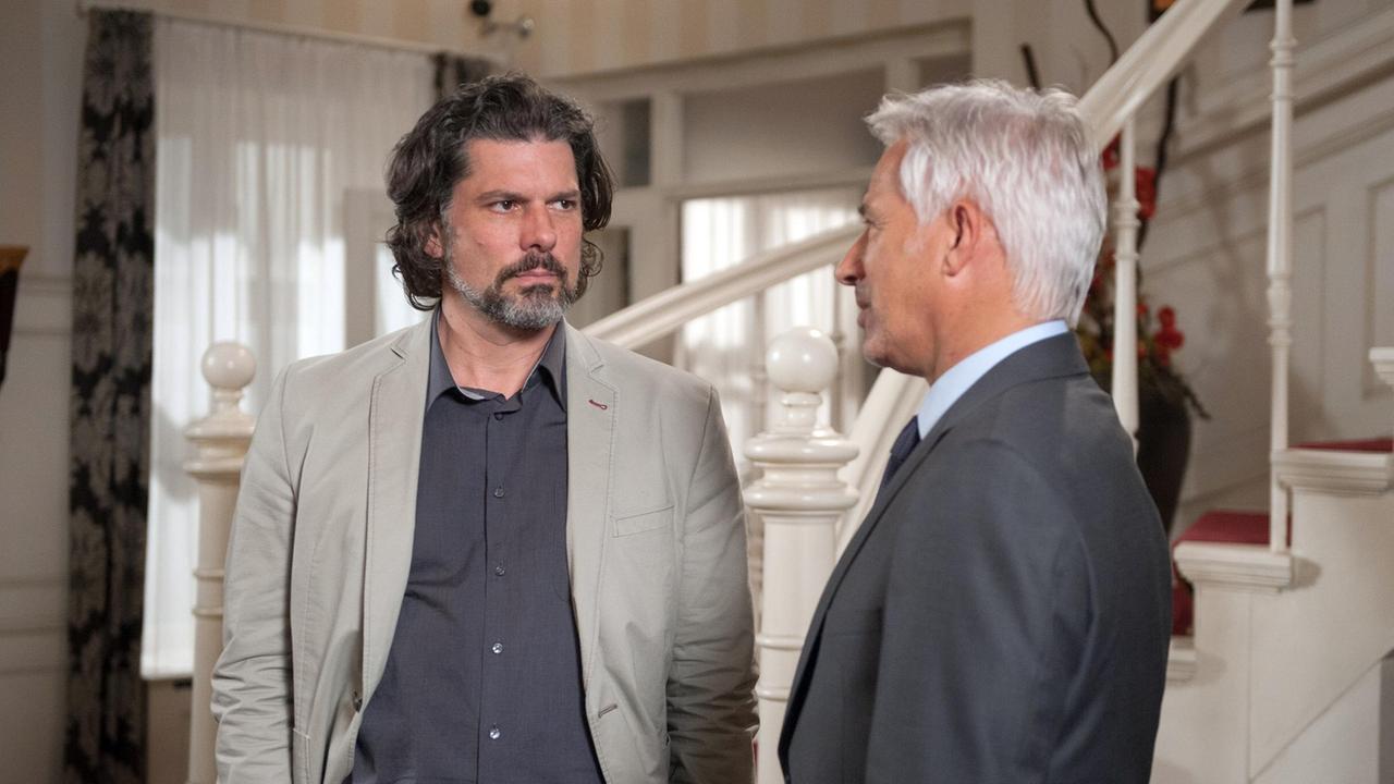 Thomas (Gerry Hungbauer) muss sich damit zufrieden geben, dass Volker (Gregory B. Waldis) ihm keine Erklärung für Simones Umschwung liefert.
