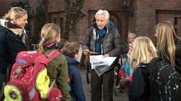 Thomas (Gerry Hungbauer) rührt es, dass die Kinder sich dafür einsetzen, dass er Lehrer in Lüneburg werden soll (mit Jelena Mitschke).