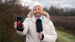 Tony Frost (Antony Ross) berichtet in seiner Fernsehsendung, von Merles heldenhafter Rettungsaktion.