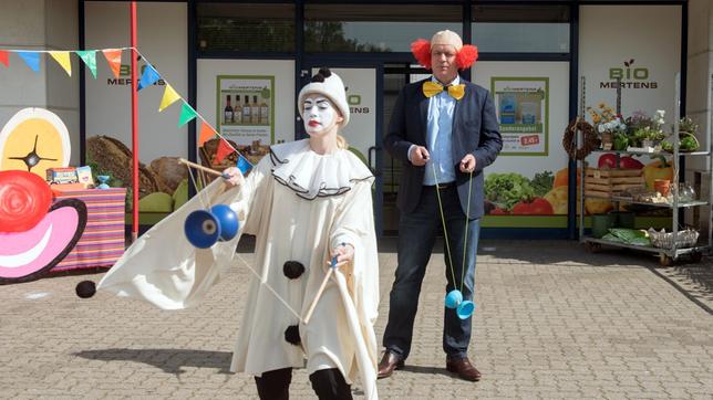 Torben (Joachim Kretzer) ist überrascht, als sich ein zweiter Clown als Amelie (Lara-Isabelle Rentinck) entpuppt.