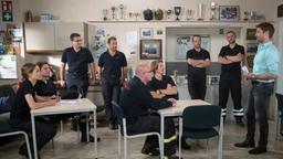 Versammlung in der Feuerwehrschule: Mathis (Mickey Hardt) stimmt sein Team auf die "Woche der Vereine" ein.