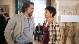 Volker (Gregory B. Waldis) öffnet sich Merle (Anja Franke) und gesteht ihr seine beruflichen Schwierigkeiten.