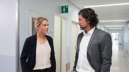 Volker (Gregory B. Waldis) wird klar, dass er Britta (Jelena Mitschke) für sich gewinnen muss, wenn er seine Ziele in der Klinik erreichen will.