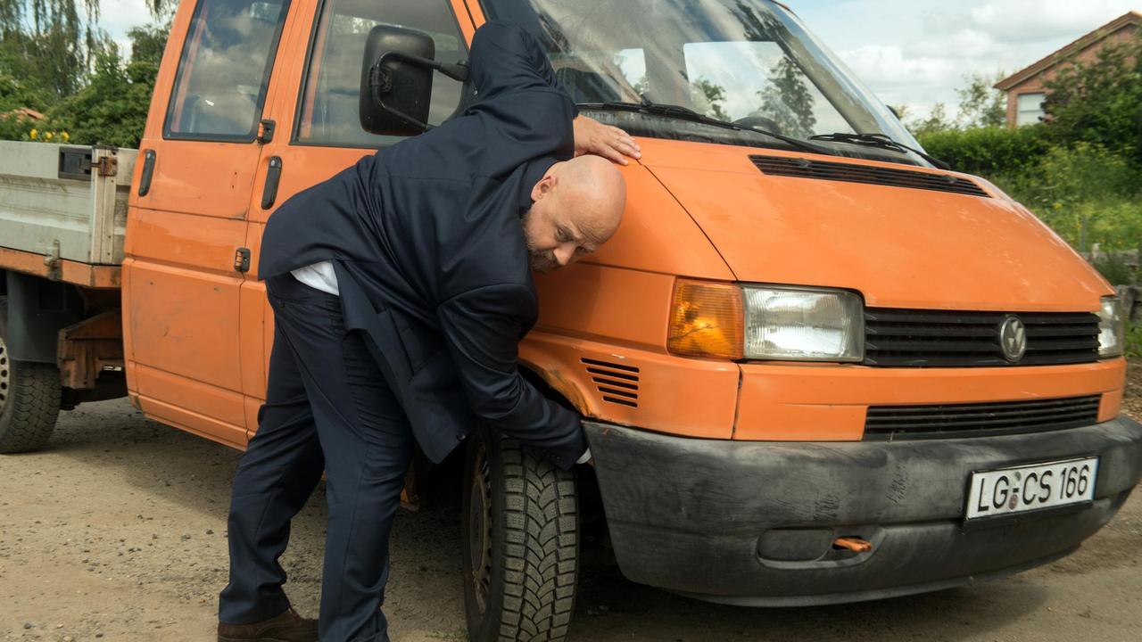 Wolf Zabel (Thomas Wenke) manipuliert Brunos Auto.