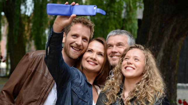 Rote Rosen: Jannik Nowak, Jenny Jürgens, Klaus Zmorek und Lara Maria Wichels beim Vorspann-Dreh