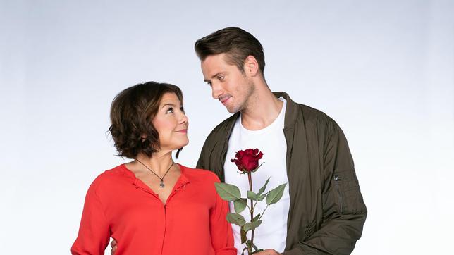 Vor dem Restart der neuen Folgen erinnert das Special "Astrid und Alex - eine Liebe in Turbulenzen" was in der laufenden Staffel bisher geschah: soll  Astrid (Claudia Schmutzler) den sicheren Lebensweg für eine "unmögliche Liebe" zu dem fast 20 Jahre jüngeren Alexander (Philipp Oliver Baumgarten) verlassen?