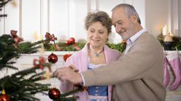 Sturm der Liebe 10 Jahre Weihnachtsshooting Weihnachten: Sepp Schauer und Antje Hagen schmücken den Christbaum