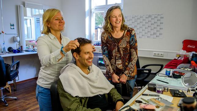 Sturm der Liebe Casterin Silke Klug-Bader In der Maske mit Florian Stadler.