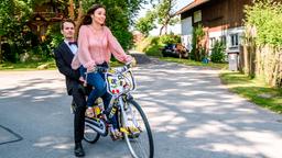 Clara Morgenstern und David auf dem Strickfahrrad