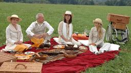 Sturm der Liebe Ostern Frühling Barbara von Heidenberg (Nicola Tiggeler, 2.v.r.) hat ein Picknick im Grünen mit Werner (Dirk Galuba, 2.v.l.), Elisabeth (Susanne Huber, l.) und Miriam (Inez Bjørg David, r.) geplant, um Werner zu besänftigen.