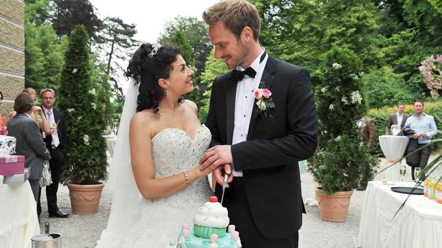 Sturm der Liebe: Das Brautpaar Pauline und Leonard schneidet die Hochzeitstorte an