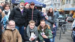 Sturm der Liebe Weihnachtsmarkt 2015 München Sendlinger Tor: Die "Sturm der Liebe"-Darsteller zusammen mit Mitarbeitern der Münchner Aids-Hilfe: Niklas Löffler (vorne l.) und Michael Sandorov (vorne r.), Christin Balogh (hinten 3.v.l.), Michael Kühl (hinten M.) und Kristina Dörfer (r.)