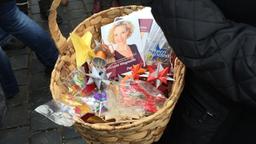 Sturm der Liebe Weihnachtsmarkt 2015 Nürnberg: Korb mit Strohsternen und Autogrammkarten von Melanie Wiegmann