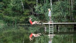 Voller Hass stößt Annabelle Denise, ihrer eigene Schwester, in den See. 