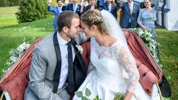 Hochzeit: Lucy (Jennifer Siemann, hinten r.), Werner (Dirk Galuba, hinten 2.v.r.), Margit (Michaela Stögbauer, hinten 3.v.r.), Florian (Arne Löber, hinten 4.v.r.), Maja (Christina Arends, hinten 5.v.r.), Christoph (Dieter Bach, hinten 2.v.l.) und Tobias (Max Beier, hinten l.) jubeln Franzi (Léa Wegmann, vorne r.) und Tim (Florian Frowein, vorne l.) zu, als sie sich mit der Kutsche auf den Weg zu ihrer Hochzeitsfeier machen (mit Komparsen). 