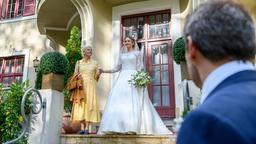 Hochzeit: Tante Margit (Michaela Stögbauer, l.) und Christoph (Dieter Bach, r.) sind verzaubert von Franzi (Léa Wegmann, M.) als Braut. 