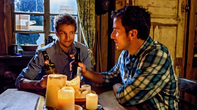 Adrian (Max Alberti) begleitet Oskar (Philip Butz) in die Berge und versucht ihn von seinem Liebeskummer abzulenken.