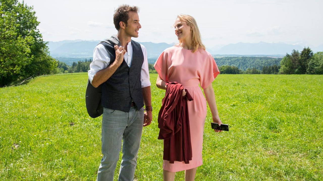 Adrian (Max Alberti) und Desirée (Louisa von Spies) erkennen, dass sie durchaus Gemeinsamkeiten haben.