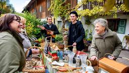 Adrian (Max Alberti) und Fabien (Lukas Schmidt) locken Kunden für Hildegards (Antje Hagen) Flohmarkt an (mit Komparsen).