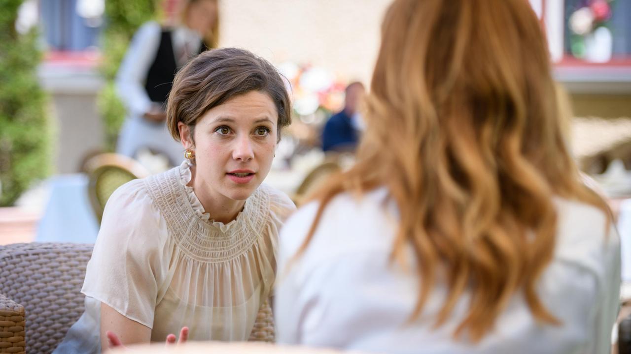 Alexandra (Daniela Kiefer) setzt Elenis (Dorothée Neff) Mitleid für ihren Vater zu.