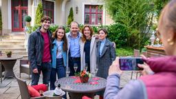 Alexandra (Daniela Kiefer) und Markus (Timo Ben Schöfer) müssen für ein Familienfoto mit ihren Kindern (Christopher Jan Busse, l., Selina Weseloh, 2.v.l. und Dorothée Neff) als Paar posieren.