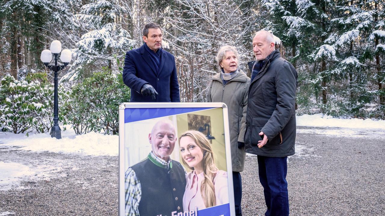 Alfons (Sepp Schauer) bekommt von Christoph (Dieter Bach) wegen des Wahlplakates einen Rüffel (mit Anje Hagen).