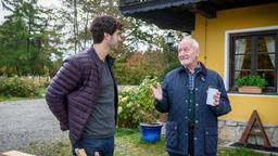 Alfons (Sepp Schauer) bittet Noah (Christopher Jan Busse) um Hilfe bei einem Geschenk für Vanessa.