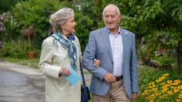 Alfons (Sepp Schauer) erfreut Hildegard (Antje Hagen) doch noch mit dem gewonnenen Hauptpreis.