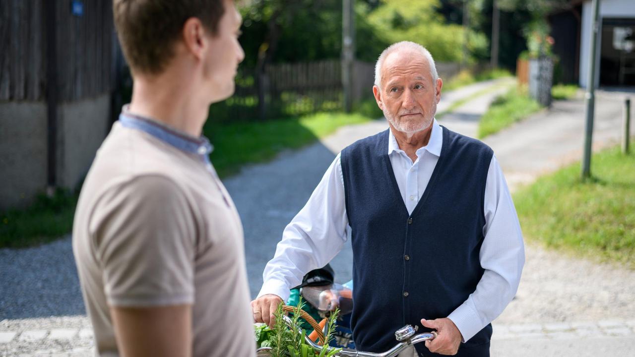 Alfons (Sepp Schauer) gibt Henry (Patrick Dollmann) zu verstehen, dass er es mit Jessica vermasselt hat.