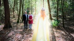 Alfons (Sepp Schauer, im HG) hat wieder eine Vision im Wald - auch Tina (Christin Balogh, im HG) kann Aldagund von Lohenstein (Silke Franz, vorne) sehen.