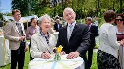 Alfons (Sepp Schauer), Hildegard (Antje Hagen) und die anderen Frühlingsfestgäste lauschen Werners Eröffnungsrede.