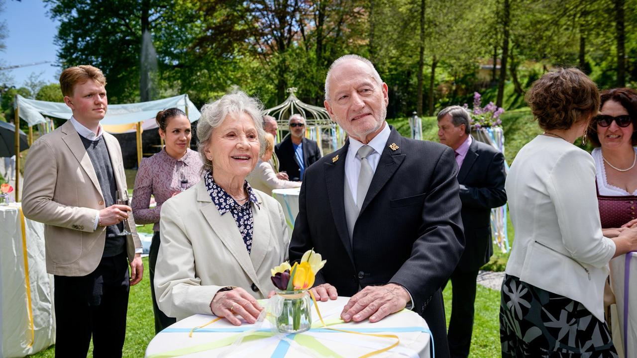 Alfons (Sepp Schauer), Hildegard (Antje Hagen) und die anderen Frühlingsfestgäste lauschen Werners Eröffnungsrede.