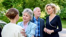 Alfons (Sepp Schauer), Hildegard (Antje Hagen) und Natascha (Melanie Wiegmann) verabschieden sich schweren Herzens von Melli (Bojana Golenac).