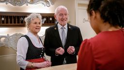 Alfons (Sepp Schauer), Hildegard (Antje Hagen) und Nicole (Dionne Wudu) können über die Strudel-Affäre nur lachen.