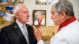 Alfons (Sepp Schauer) macht André (Joachim Lätsch) eindringlich klar, dass Melli sich ihm zuliebe strafbar macht.