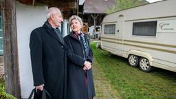 Alfons (Sepp Schauer) präsentiert Hildegard (Antje Hagen) ihr Übergangszuhause – einen Wohnwagen.