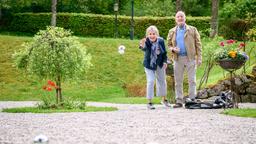 Alfons (Sepp Schauer) schlägt Hildegard (Antje Hagen) Boule als neues Hobby vor.